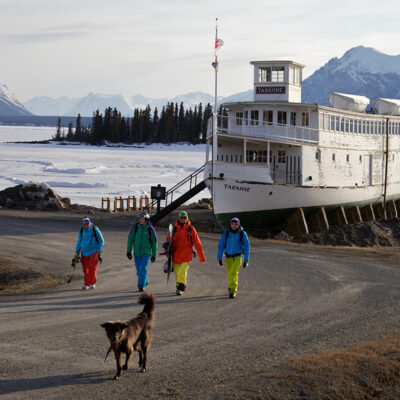 skiers-and-ship